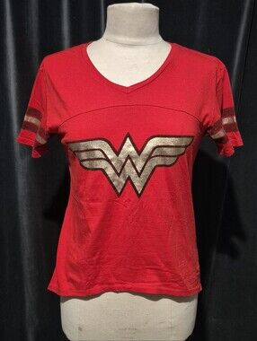 Wonder Woman Metallic Logo Red V-Neck Tee - (Box A )
